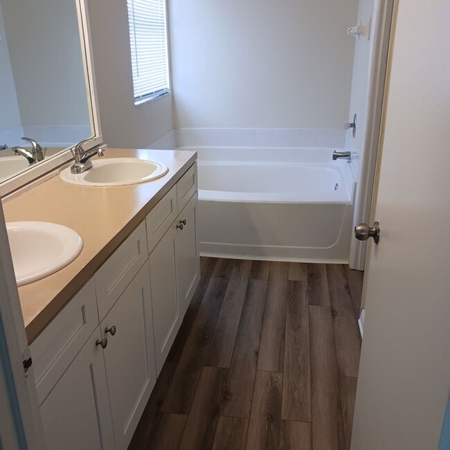 Foto del edificio - 289 White Marsh Cir