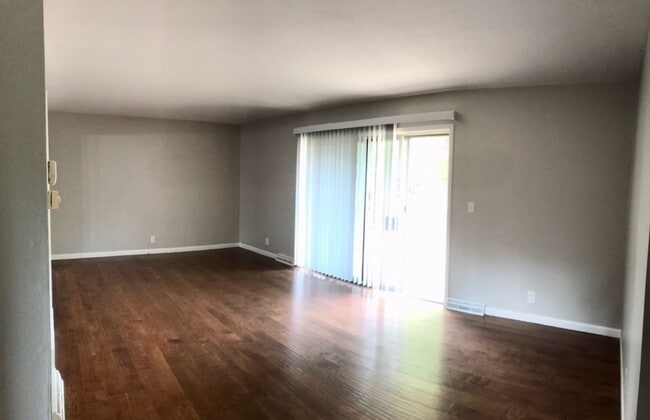 Building Photo - Beautiful 4 Bedroom 2 Bathroom Home