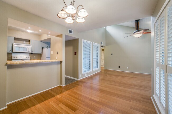 Foto del edificio - 2 Bedroom/2 Bath Woodmont Townhomes