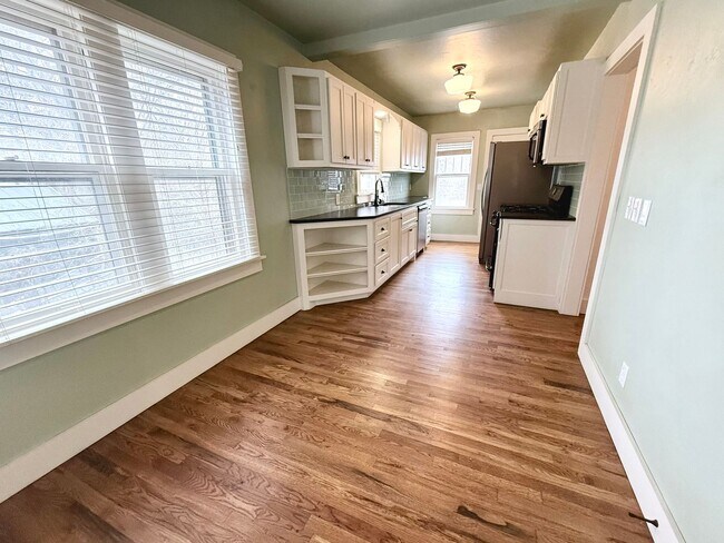 Building Photo - Updated 3BD 1.5BA Home with Bonus Office Space in Central Park!!