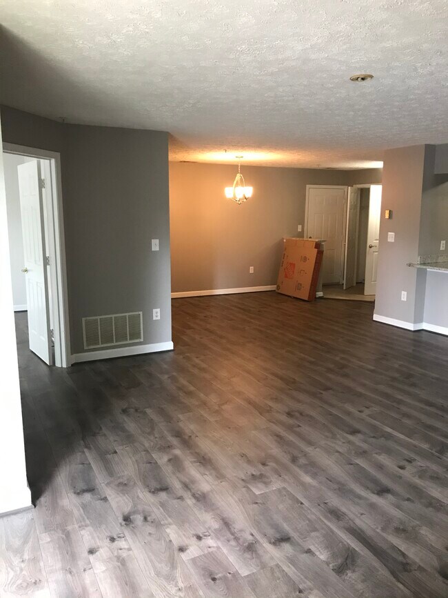 Dining/entrance - 613 Admiral Dr