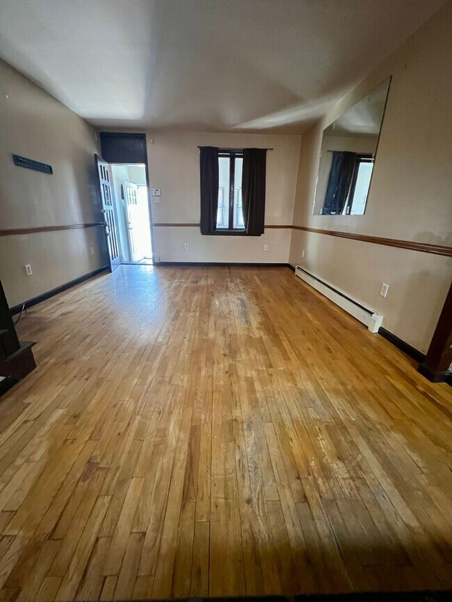 Building Photo - 2-Bedroom Townhome with Finished Basement!...
