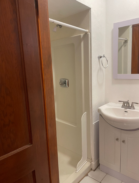 Baño - 50 Central St