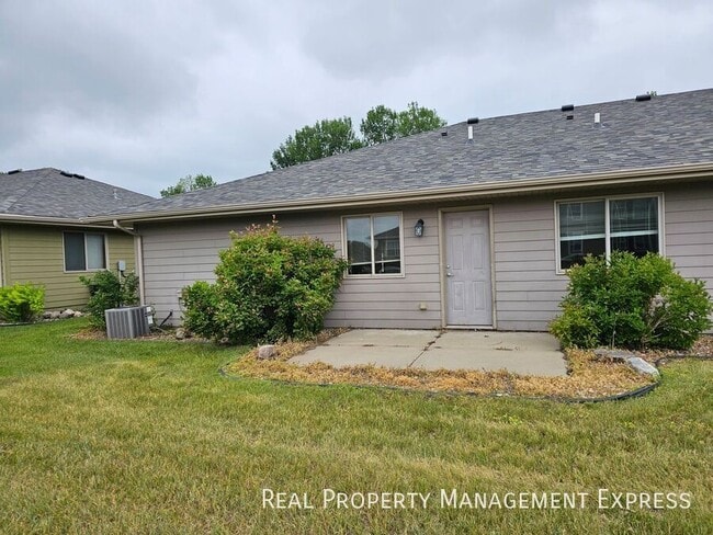 Building Photo - Spacious 3-bedroom, 1-bathroom apartment w...