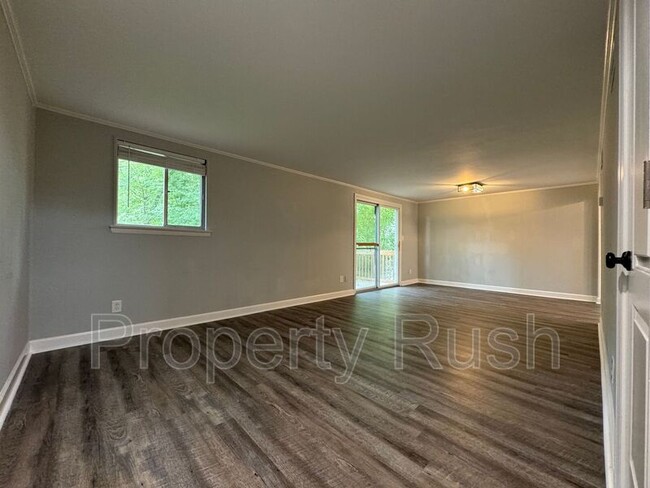 Foto del edificio - 806 Forest Dale Ln