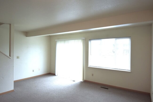Building Photo - Townhouse-style 3 Bedroom 1.5 Bathroom
