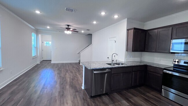 Building Photo - Modern 3-Bedroom Townhome in Gated Community – Prime Location!