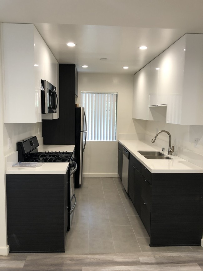 Building Photo - 1422 N Fairfax Ave