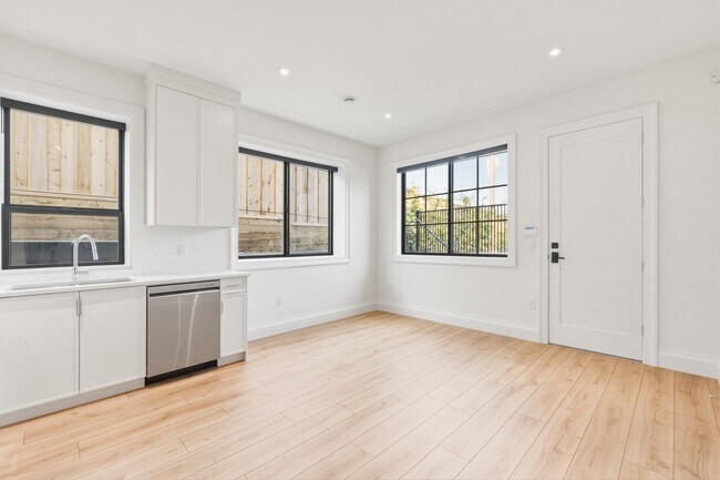 Building Photo - 16547-Suite-16528 28 Ave
