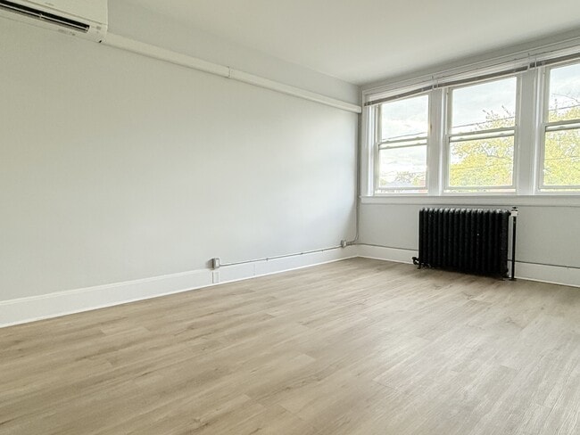 Building Photo - 74 Hanna St W