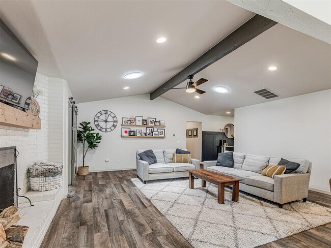 Foto del edificio - 801 Rock Hollow Rd