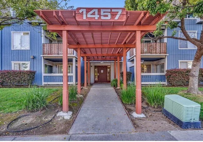 Foto del edificio - 1457 N Camino Alto