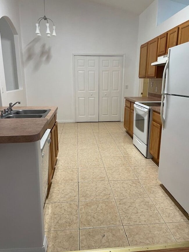 Building Photo - Beautiful 3/2/2 house with laminate floors, tiles, screen porch... Apply NOW and receive 50% off ...