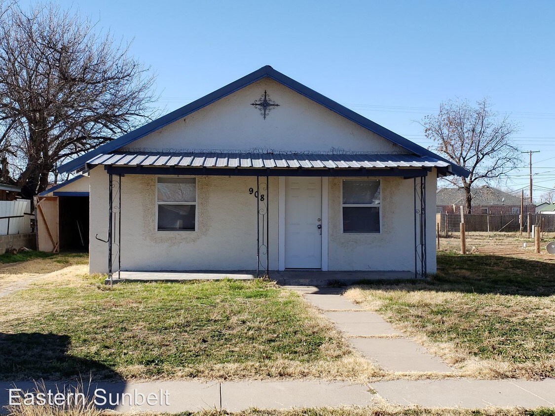 2 br, 1 bath House 908 South Main Street House Rental in Portales