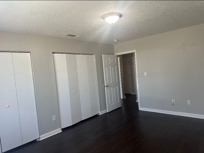 Building Photo - Nice affordable two bedroom one bath duplex