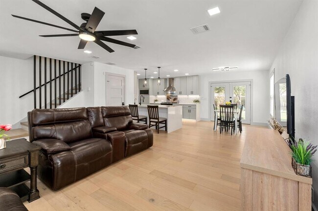 Building Photo - 500 Arbor Ln