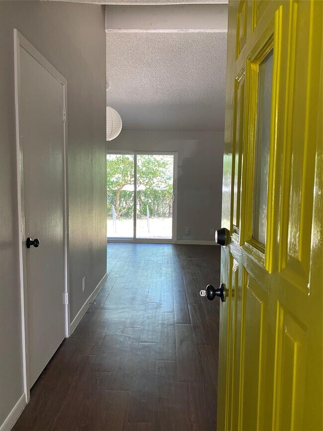 Foto del edificio - 6109 Glen Meadow Dr