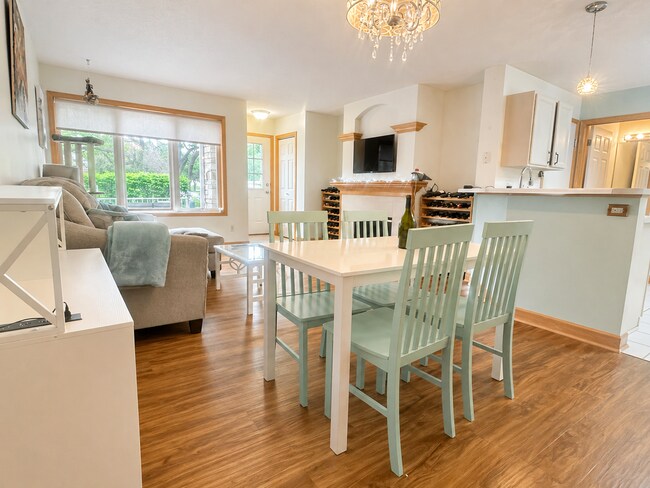 Foto del edificio - 811 Burr Oaks Dr