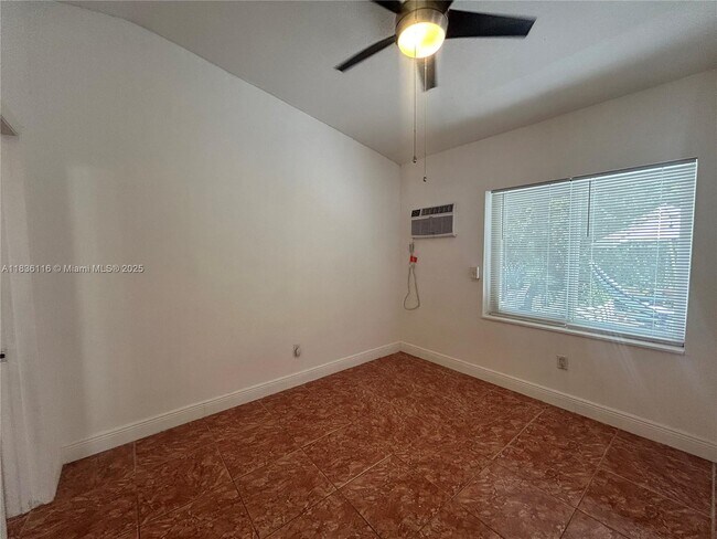 Foto del edificio - 110 NE 56th St