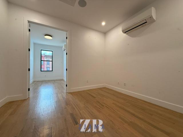 Foto del edificio - 3 bedroom in Brooklyn NY 11206