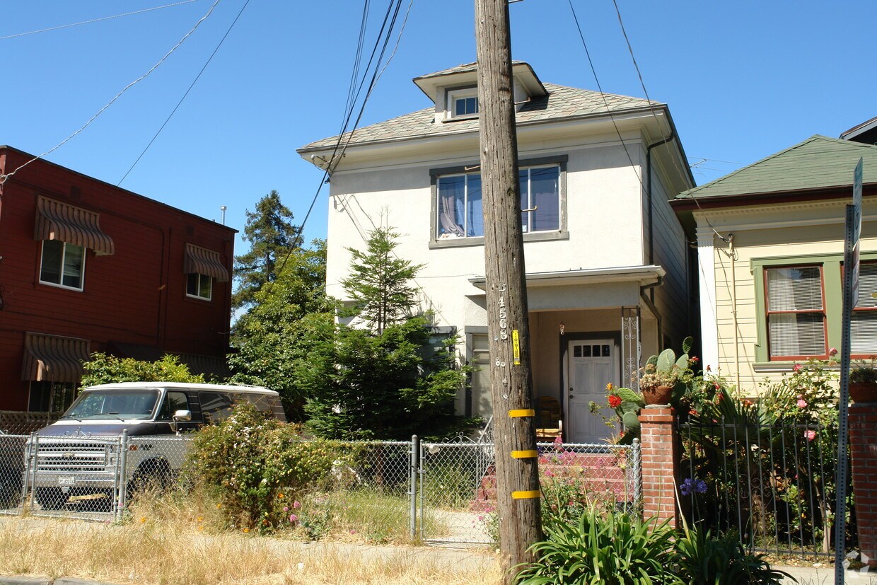 Building Photo - 3042 Tremont St