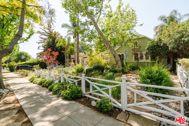 Foto del edificio - 1343 N Orange Grove Ave