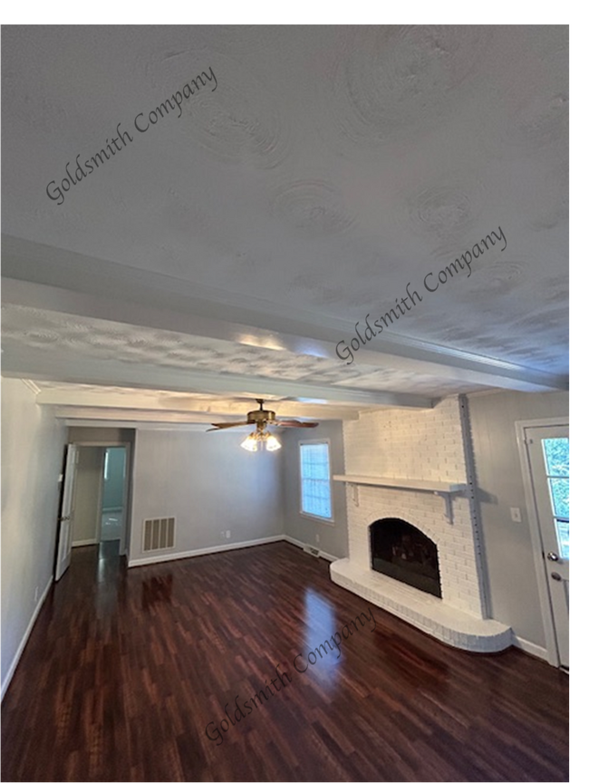 Building Photo - "3-Bedroom with 2 Baths and 2100 Sq Ft of ...