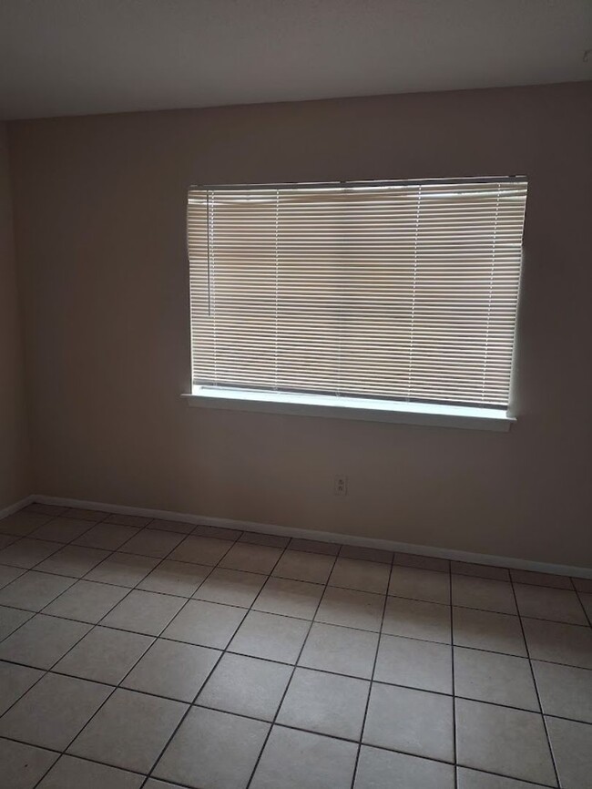 Building Photo - 3310-3320Kabel