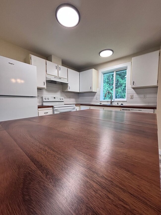 Building Photo - Desired NE Tacoma Community