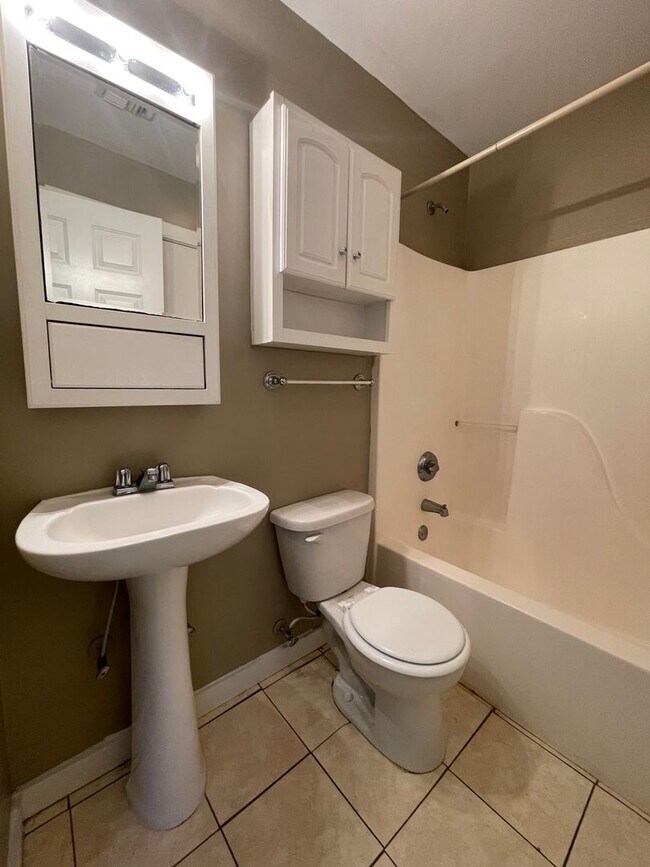 Foto del edificio - Three bedroom,  Two Bath ,Near UL , with Lawncare