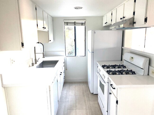 Kitchen - 2480 Penmar Ave