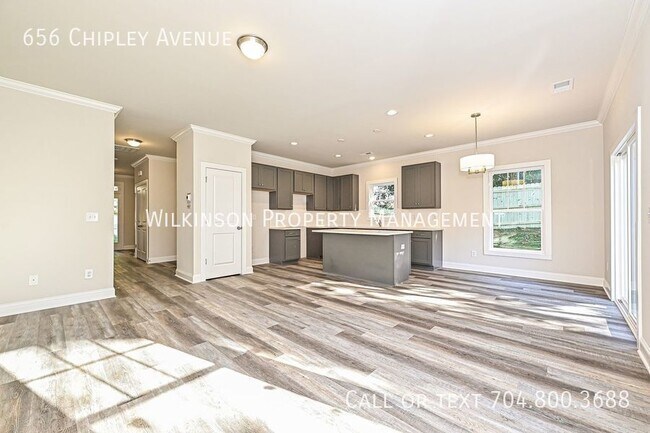 Foto del edificio - 3-Bedroom Townhouse with Proximity to Char...