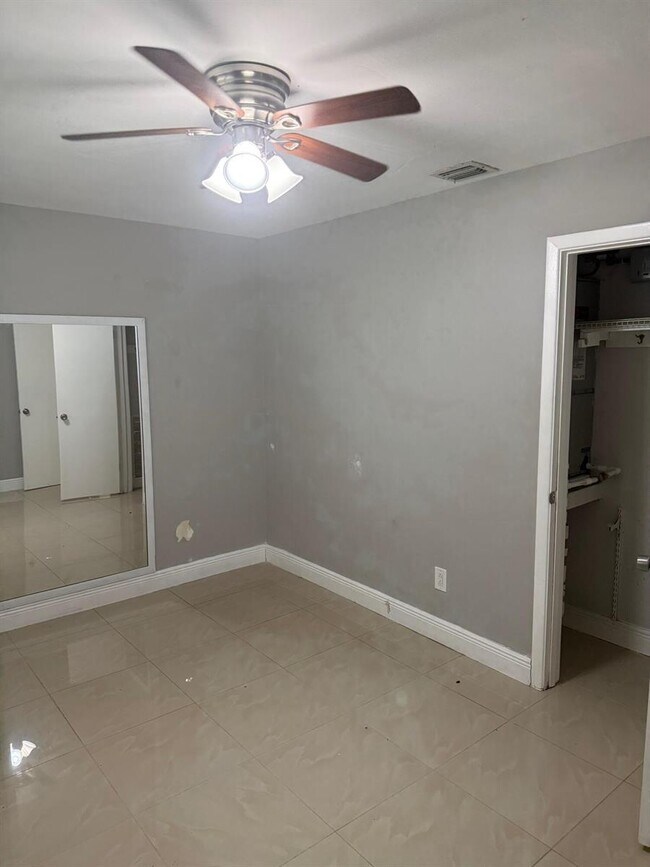 Foto del edificio - 5163 Club Rd