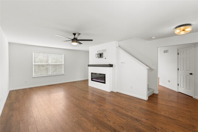 Foto del edificio - 945 Crestwood Ln