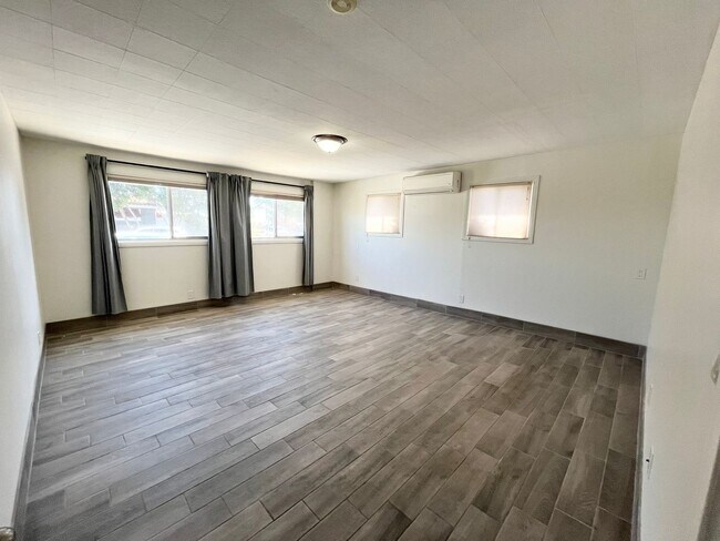 Foto del edificio - Charming 4 bedroom house with extra living...