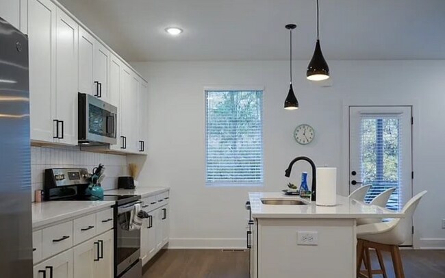 Building Photo - Experience Modern Living Downtown Ralegh: 3-Bed, 3.5-Bath at 1017-100 Page St!
