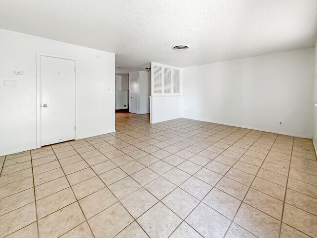 Building Photo - 709 Sunset Circle