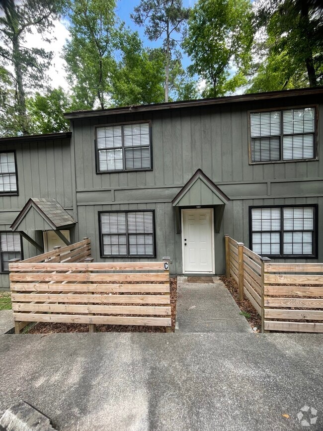 Winewood South Apartments for Rent with Hardwood Floors Tallahassee, FL 11 Rentals