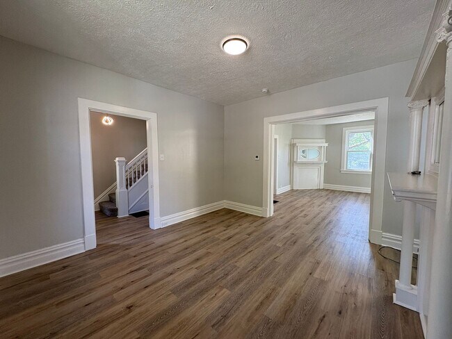 Foto del edificio - Huge Newly Renovated 4 Bedroom/2 Bath House in Bellevue!