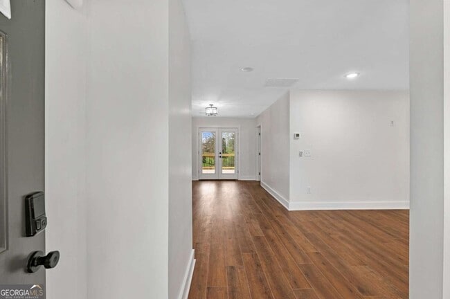 Building Photo - 668 Custer Ave SE