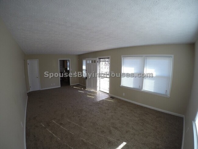 Building Photo - 5854 Sylvan Dr