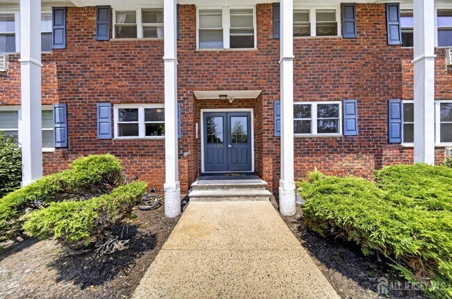 Building Photo - 42A5 Woodedge Ave