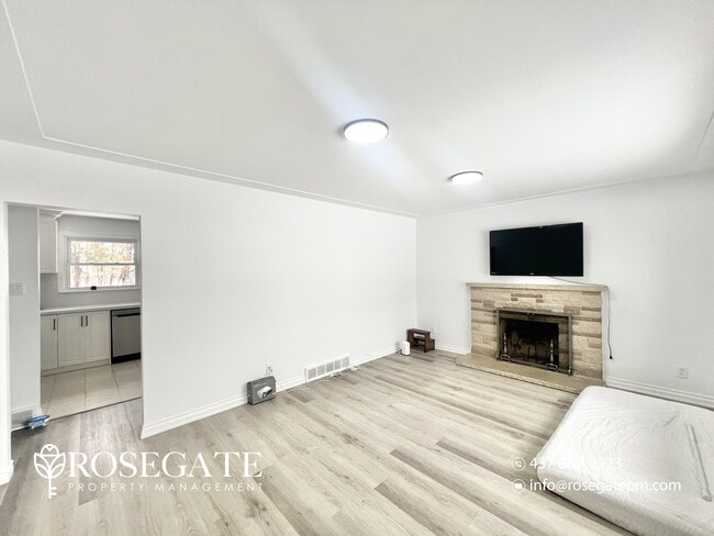 Photo du bâtiment - Spacious 3-Bedroom Main-Level Home with Porch, Backyard & Parking in London