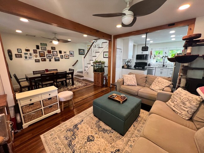 Foto del edificio - Terrific 3 Bed/1 Bath Colonial in Glen Cove!