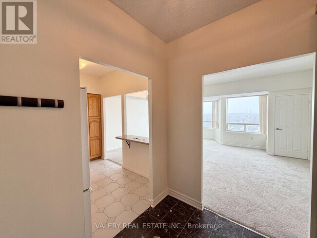 Building Photo - 744 Wonderland Rd S