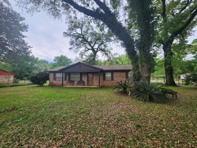 Building Photo - This stunning 3/2, Brick Home, Corner Lot ...