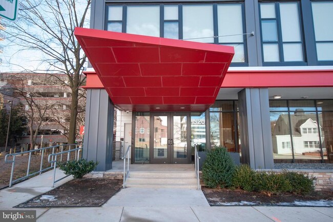 Building Photo - 1320 Fenwick Ln