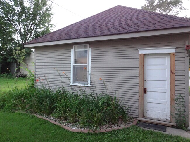 Building Photo - 15 6th Ave SE