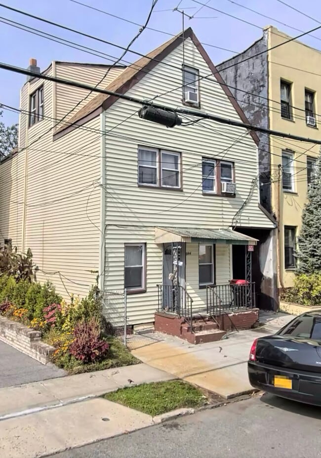 Building Photo - 526 S 10th Ave