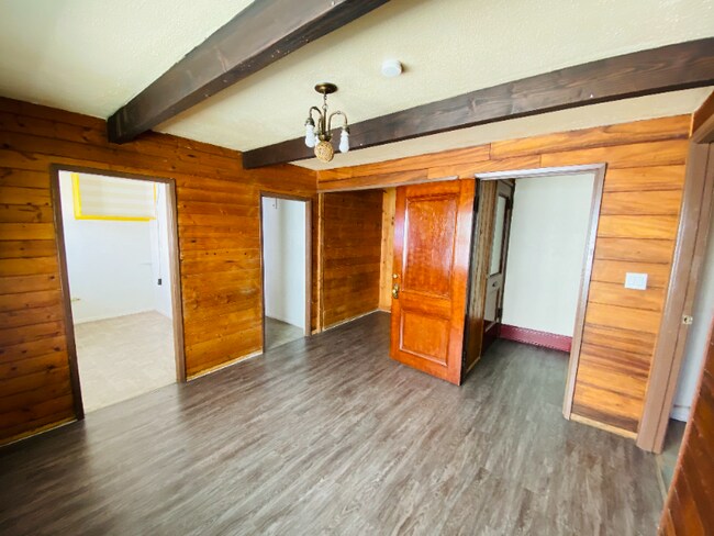 Building Photo - 1070 W Santa Ana Blvd